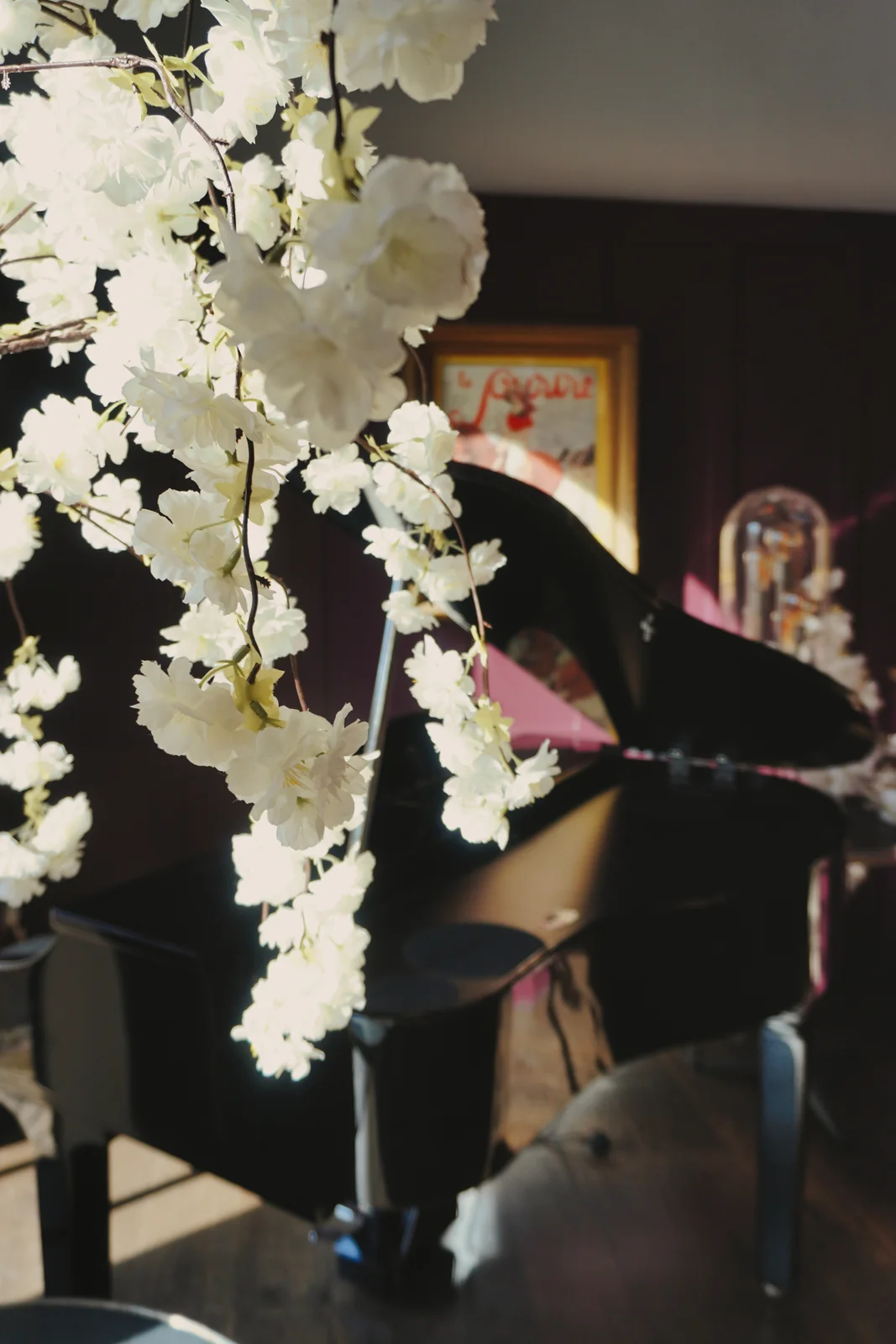 Flowers and a grand piano in the dining room
