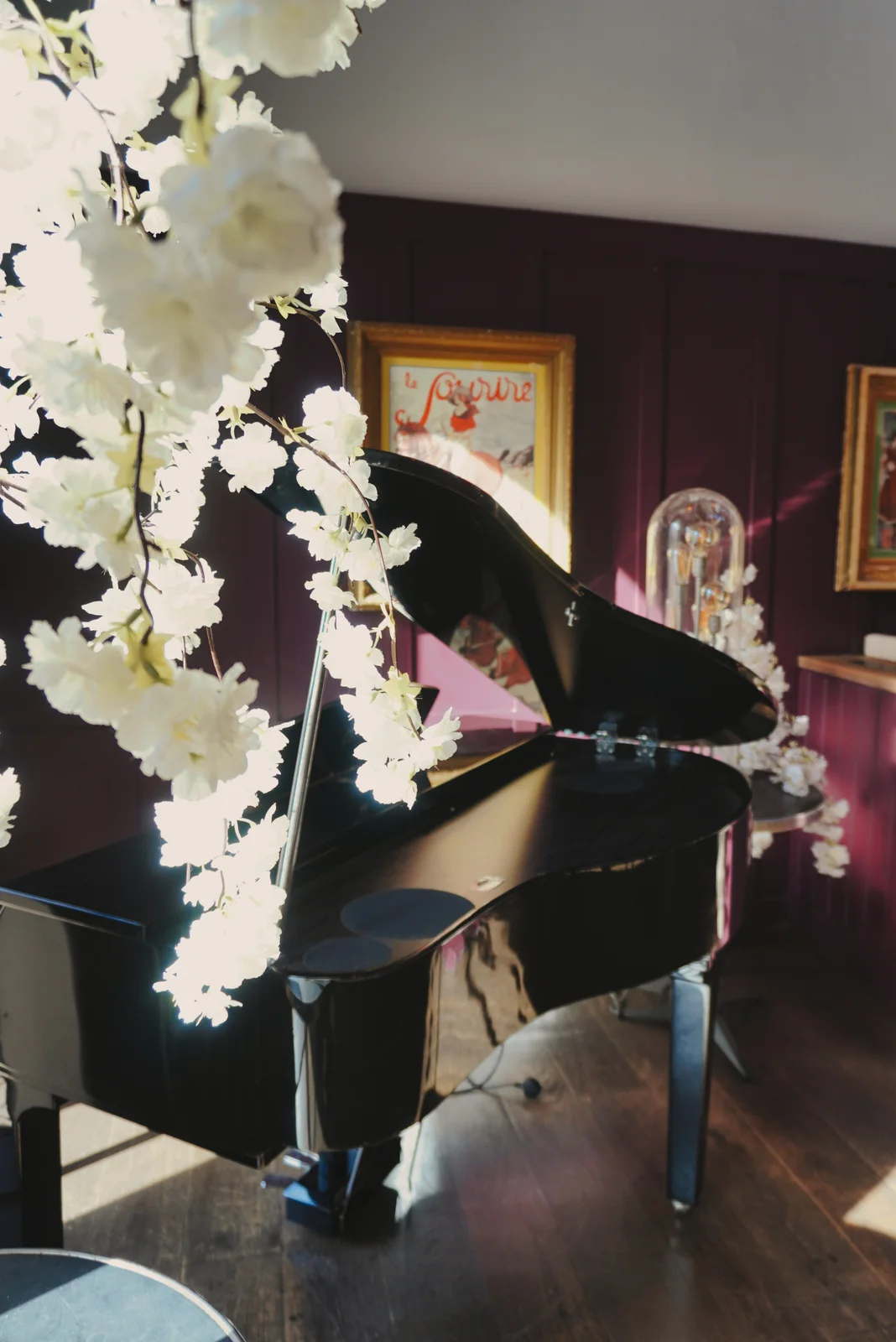 Flowers and a grand piano in the dining room